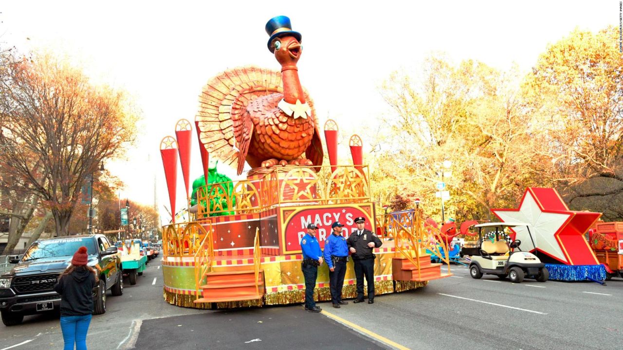 CNNE 1303162 - residentes de nueva york disfrutan del tradicional desfile de macy's