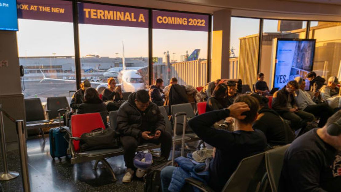 Volar puede ser una experiencia que afecta los nervios, sobre todo en los vuelos con mucho tráfico. En la foto: viajeros esperando en el aeropuerto internacional Newark Liberty el 22 de noviembre de 2022. Crédito: Spencer Platt/Getty Images