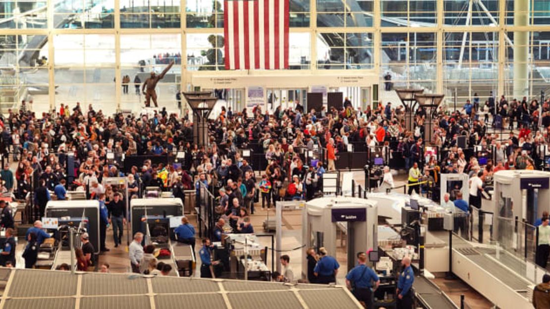 Viajeros en el Aeropuerto Internacional de Denver el 22 de noviembre de 2022. 4,5 millones de estadounidenses viajarán en avión durante las vacaciones de Acción de Gracias. Crédito: Scott Olson/Getty Images