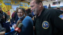 CNNE 1303510 - schwarzenegger apoya a hispanos con cena de dia de gracias