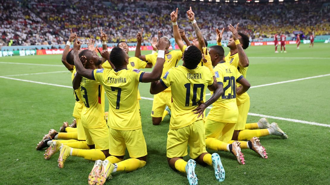 El equipo de Ecuador celebra un gol en la victoria contra Qatar. Crédito: Michael Steele/Getty Images