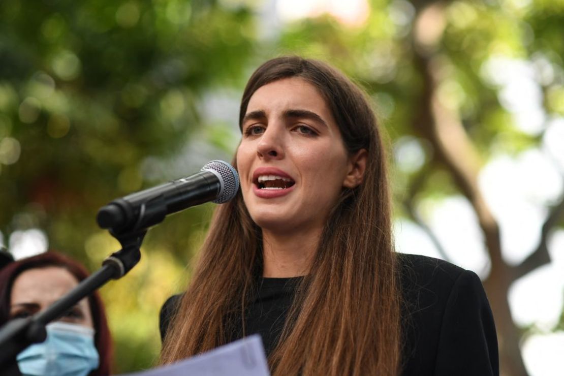 Camilla Fabri, la esposa del empresario colombiano Alex Saab, quien fue extraditado a EE.UU., habla durante una manifestación para exigir su liberación, en la plaza de Bolívar en Caracas, el 17 de octubre de 2021.