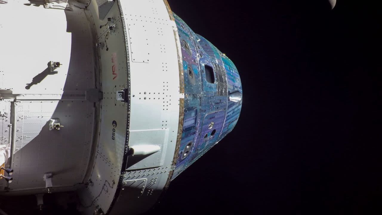 La nave espacial Orion de la NASA se toma una selfi en su viaje más allá  del lado oculto de la Luna | CNN