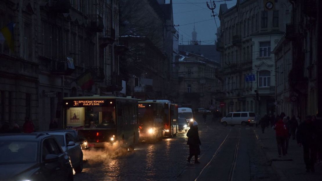 Esta foto muestra la ciudad de Lviv sin electricidad después de que infraestructura civil crítica fuera alcanzada por ataques con misiles rusos el 23 de noviembre de 2022.