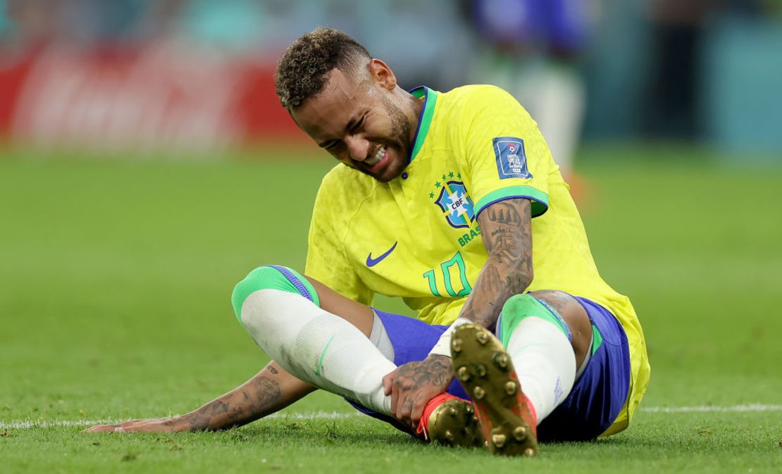 Neymar de Brasil se sienta lesionado en el campo durante el partido del Grupo G de la Copa Mundial de la FIFA Qatar 2022 entre Brasil y Serbia en el Estadio Lusail el 24 de noviembre de 2022 en la ciudad de Lusail, Qatar.