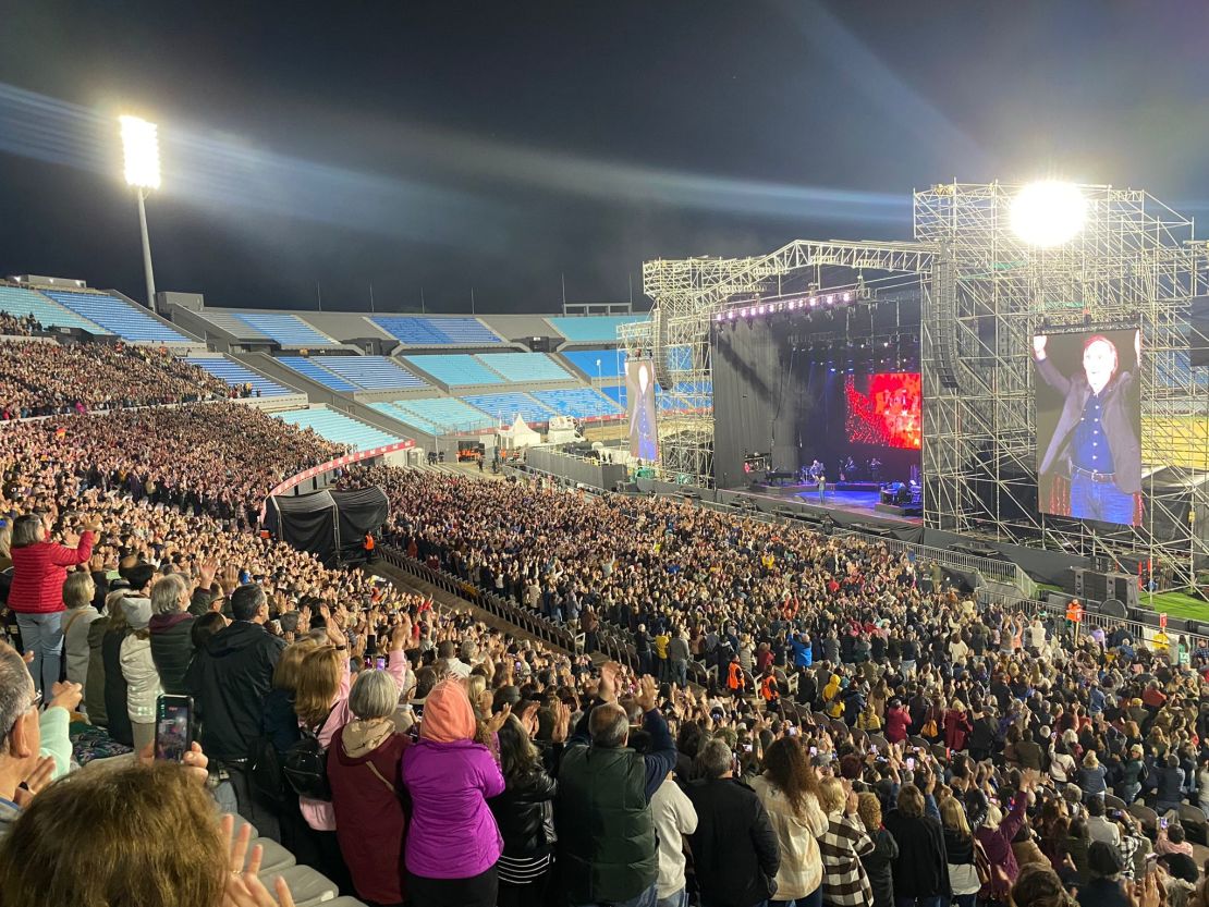 Serrat se despidió de Montevideo en un emotivo concierto en el que recorrió los grandes éxitos de su carrera.