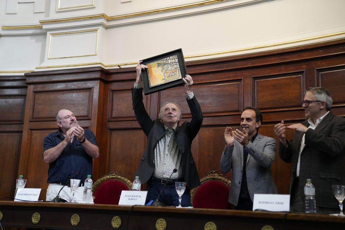 La Universidad de la República de Uruguay distinguió a Serrat con el título de "Honoris causa" durante su gira de despedida.