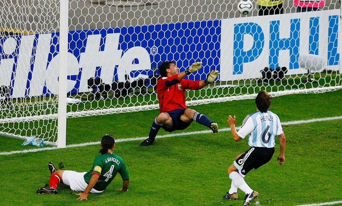 Rafael Márquez de México anota un gol durante el partido de octavos de final del Mundial Alemania 2006 entre Argentina y México el 24 de junio de 2006 en Leipzig.