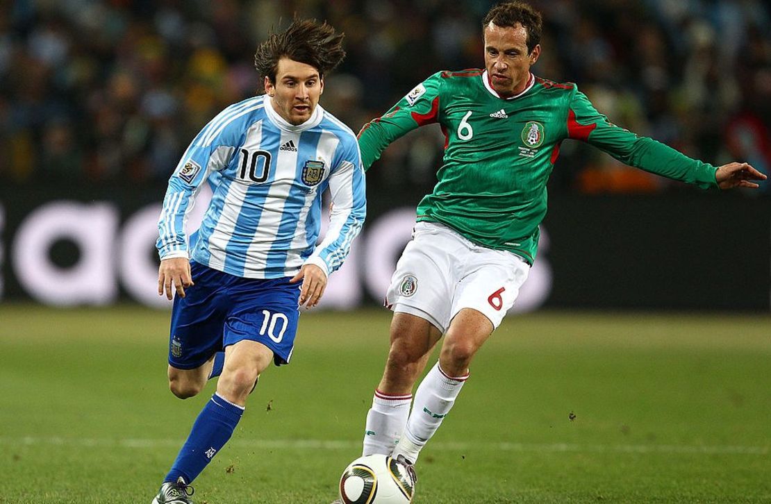 Lionel Messi de Argentina pasa por Gerardo Torrado de México durante el partido de octavos de final del Mundial Sudáfrica 2010 el 27 de junio de 2010.