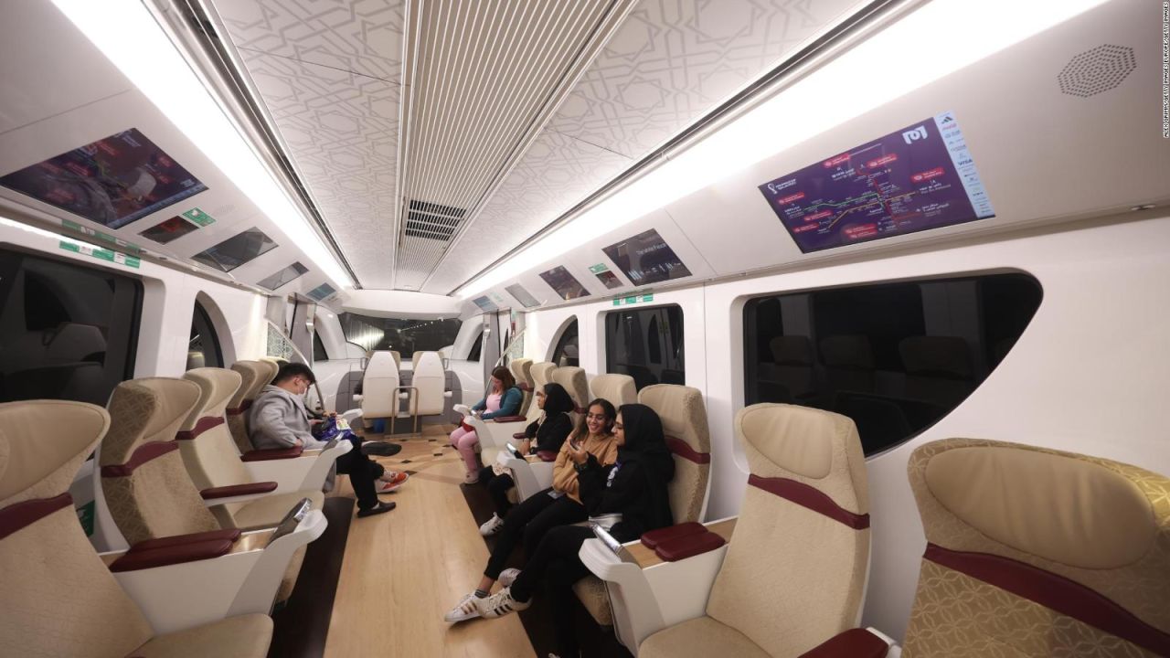 CNNE 1304092 - metro de qatar, una opcion moderna para los asistentes del mundial