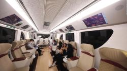 CNNE 1304092 - metro de qatar, una opcion moderna para los asistentes del mundial