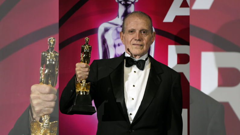 El actor, dramaturgo y director de escena mexicana Héctor Bonilla falleció el 25 de noviembre, según informó su familia. Sergio Bonilla, hijo del escritor mexicano, confirmó a CNN el fallecimiento de su padre, mientras Fernando Bonilla, el menor de sus tres hijos, y también actor y dramaturgo, publicó un comunicado en sus redes sociales para señalar que su padre murió rodeado de su círculo más íntimo luego de luchar durante cuatro años contra el cáncer.