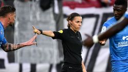 CNNE 1304180 - stephanie frappart es la primera mujer en arbitrar un partido del mundial