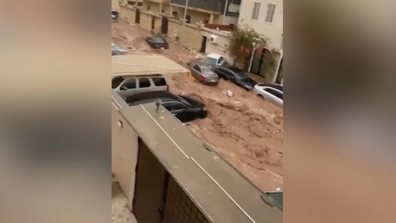 CNNE 1304260 - inundacion arrastra y amontona autos en arabia saudita