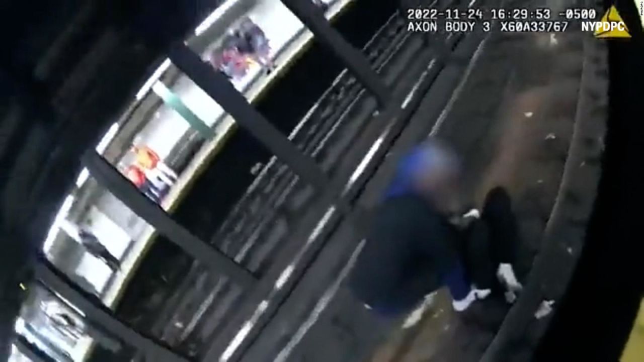 CNNE 1304267 - hazana policial en el rescate de un hombre en el metro