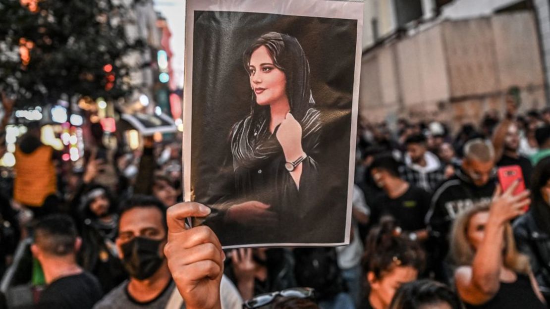 Un manifestante sostiene un retrato de Mahsa Amini durante una manifestación en Teherán el 20 de septiembre de 2022. Ozan Kose/AFP/Getty Images