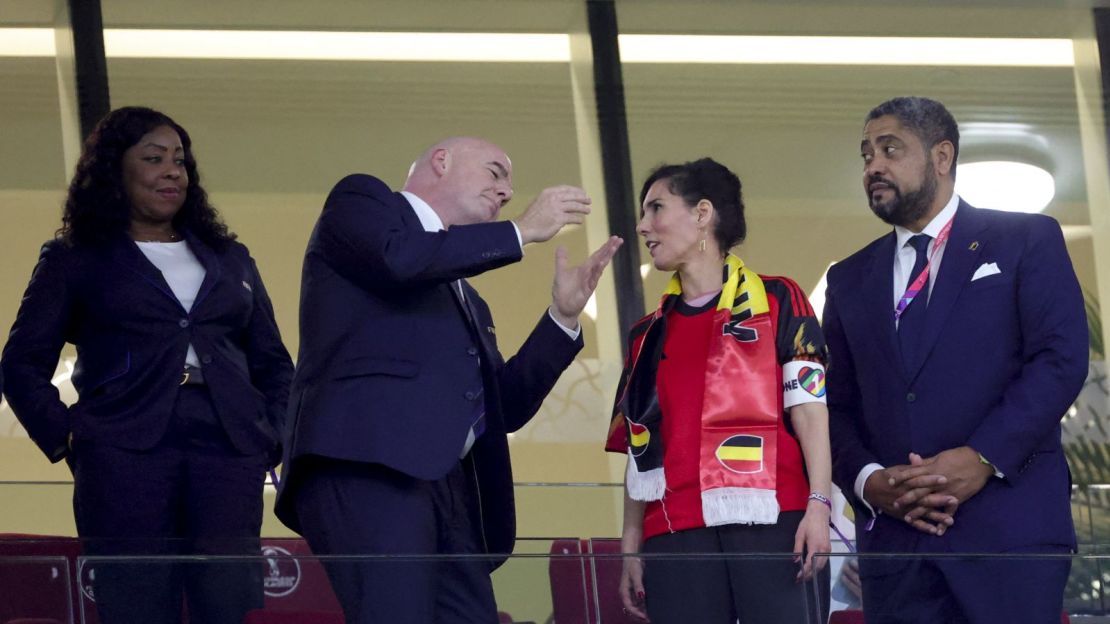 La ministra belga de Asuntos Exteriores Hadja Lahbib lleva un brazalete "OneLove" en las gradas, mientras conversa con Gianni Infantino.