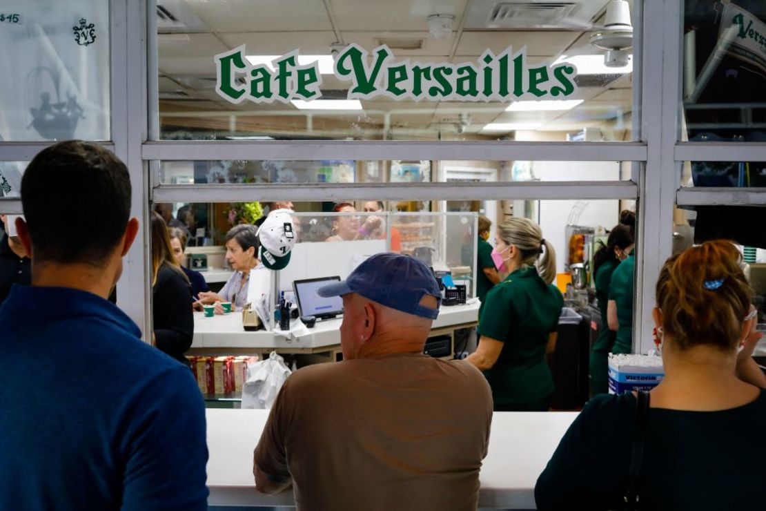 El restaurante, emblema de la comunidad cubana de Florida, celebró su 50 aniversario el 10 de noviembre de 2021. Crédito: EVA MARIE UZCATEGUI/AFP via Getty Images