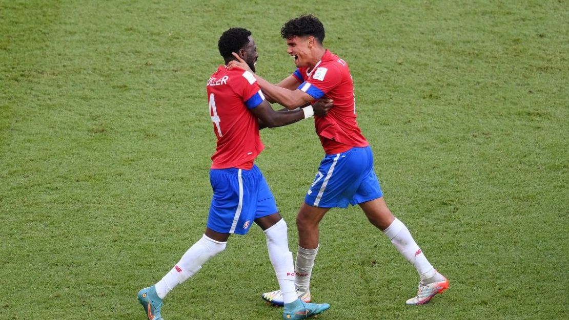 Yeltsin Tejeda (R) y Keysher Fuller de Costa Rica celebran después de la victoria 1-0 durante el partido del Grupo E de la Copa Mundial de la FIFA Qatar 2022 entre Japón y Costa Rica en el Estadio Ahmad Bin Ali el 27 de noviembre de 2022 en Doha, Qatar.