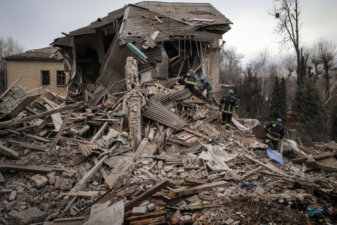 Bomberos ucranianos trabajan en la sala de maternidad de un hospital dañado en Zaporiyia, Ucrania, el miércoles 23 de noviembre.