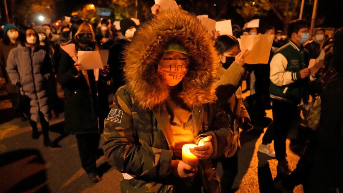 Manifestantes protestan en Beijing el 27 de noviembre.