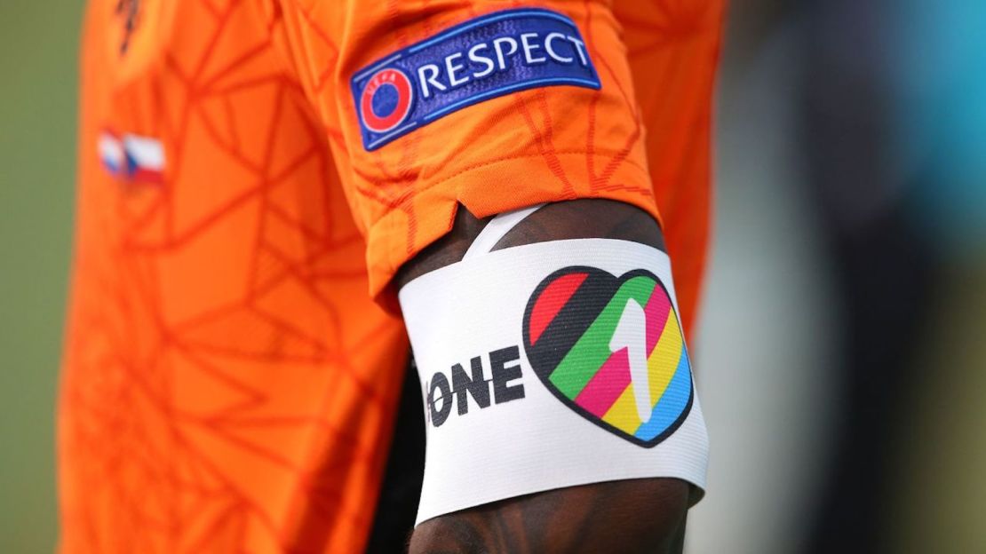 Foto: Una vista detallada del brazalete "OneLove" que usó el holandés Georginio Wijnaldum durante el partido de octavos de final de la Eurocopa 2020 de la UEFA contra la República Checa en el Puskas Arena el 27 de junio de 2021 en Budapest, Hungría.