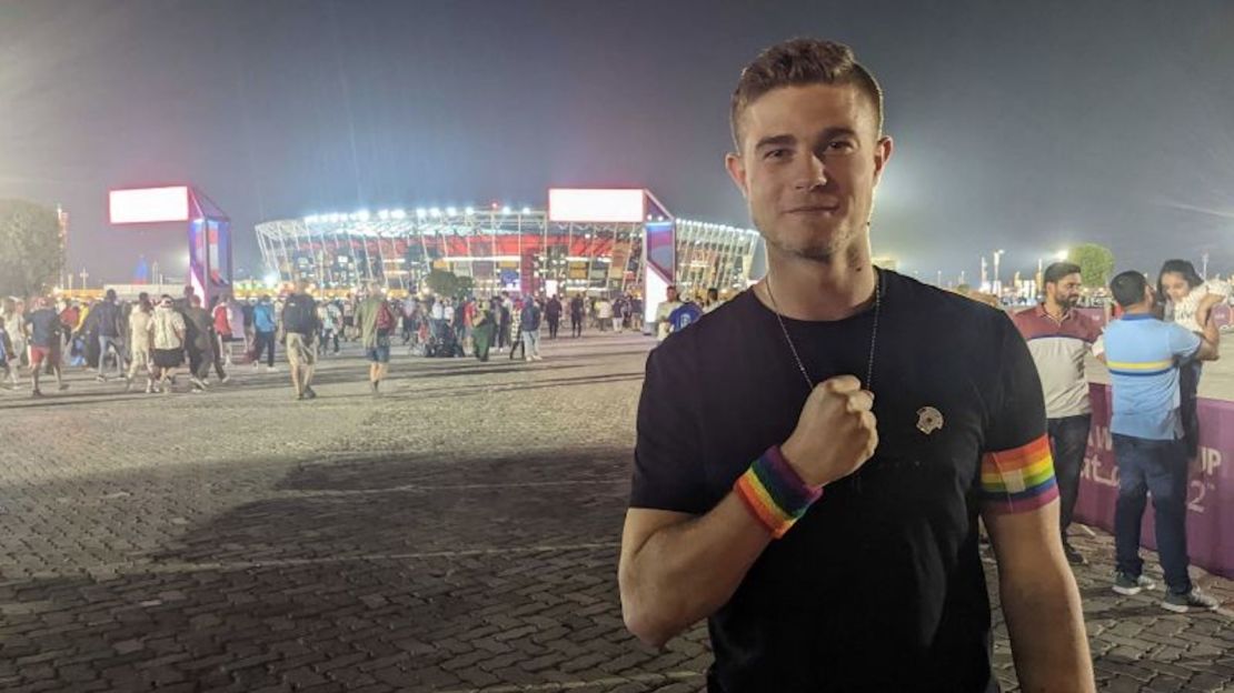 El aficionado alemán Bengt Kunkel con un brazo y una muñequera con los colores del arcoíris afuera del Estadio 974 el sábado 26 de noviembre.