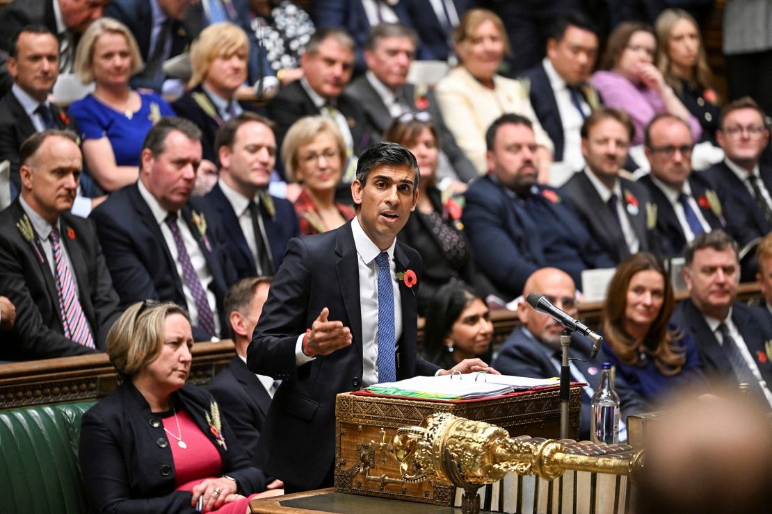 El primer ministro británico Rishi Sunak habla durante el debate del turno de preguntas semanal del primer ministro, en la Cámara de los Comunes en Londres, Inglaterra, el 2 de noviembre de 2023.