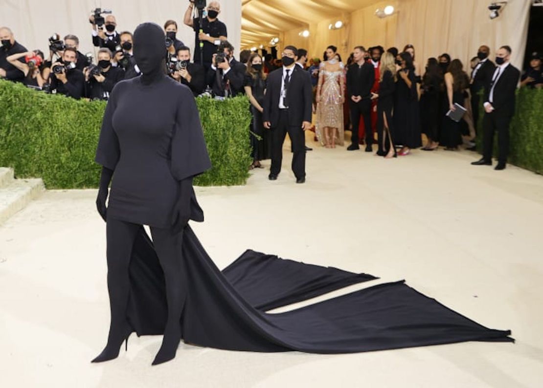 Kim Kardashian usó un look de cobertura total de Balenciaga en la Met Gala 2021, el 13 de septiembre de 2021.