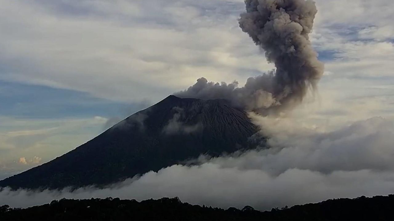 CNNE 1304926 - volcan chaparrastique tiene en alerta a el salvador