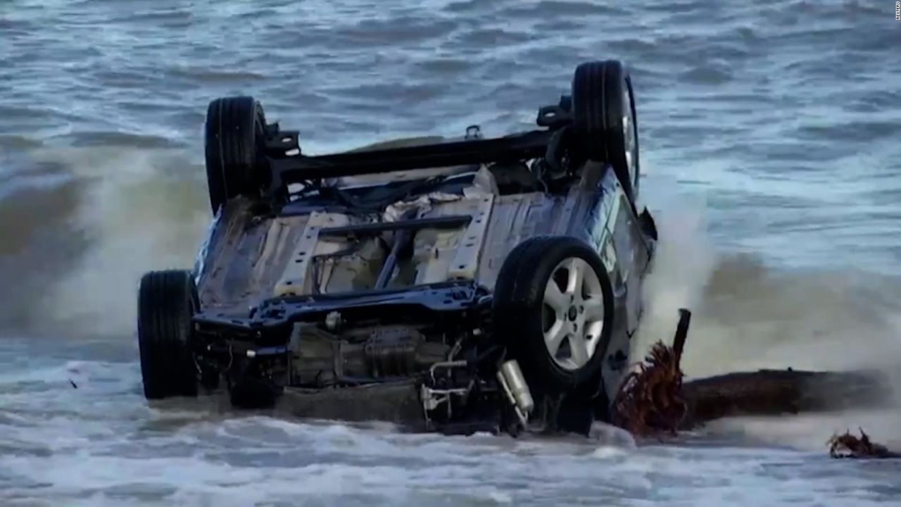 CNNE 1305113 - autos en el mar y graves destrozos tras deslizamiento de tierra en italia