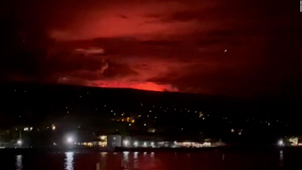 CNNE 1305125 - el cielo de hawai resplandece tras la erupcion del volcan mauna loa
