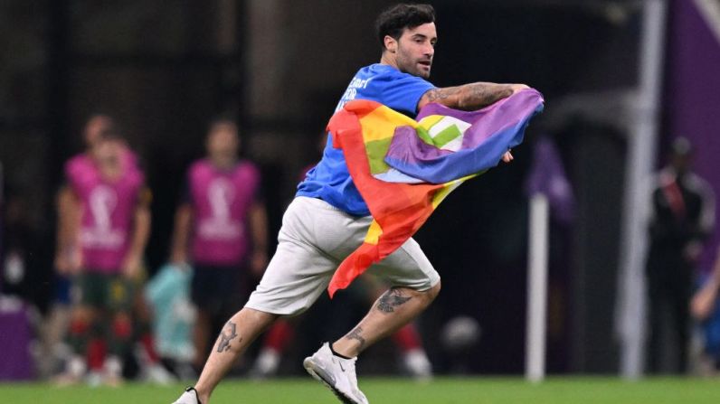 En el minuto 6 del segundo tiempo del Uruguay vs. Portugal en el Mundial de Qatar 2022, una persona invadió la cancha.