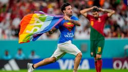 CNNE 1305210 - mira como hombre invade la cancha durante partido del mundial