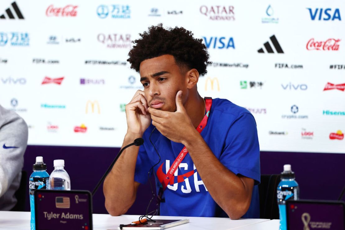 El mediocampista de la selección de fútbol de EE.UU., Tyler Adams, responde preguntas de los periodistas en una conferencia de prensa antes del partido contra Irán en la fase de grupos de Qatar 2022.