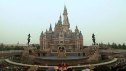 CNNE 1305763 - disney de shanghai vuelve a cerrar por covid-19