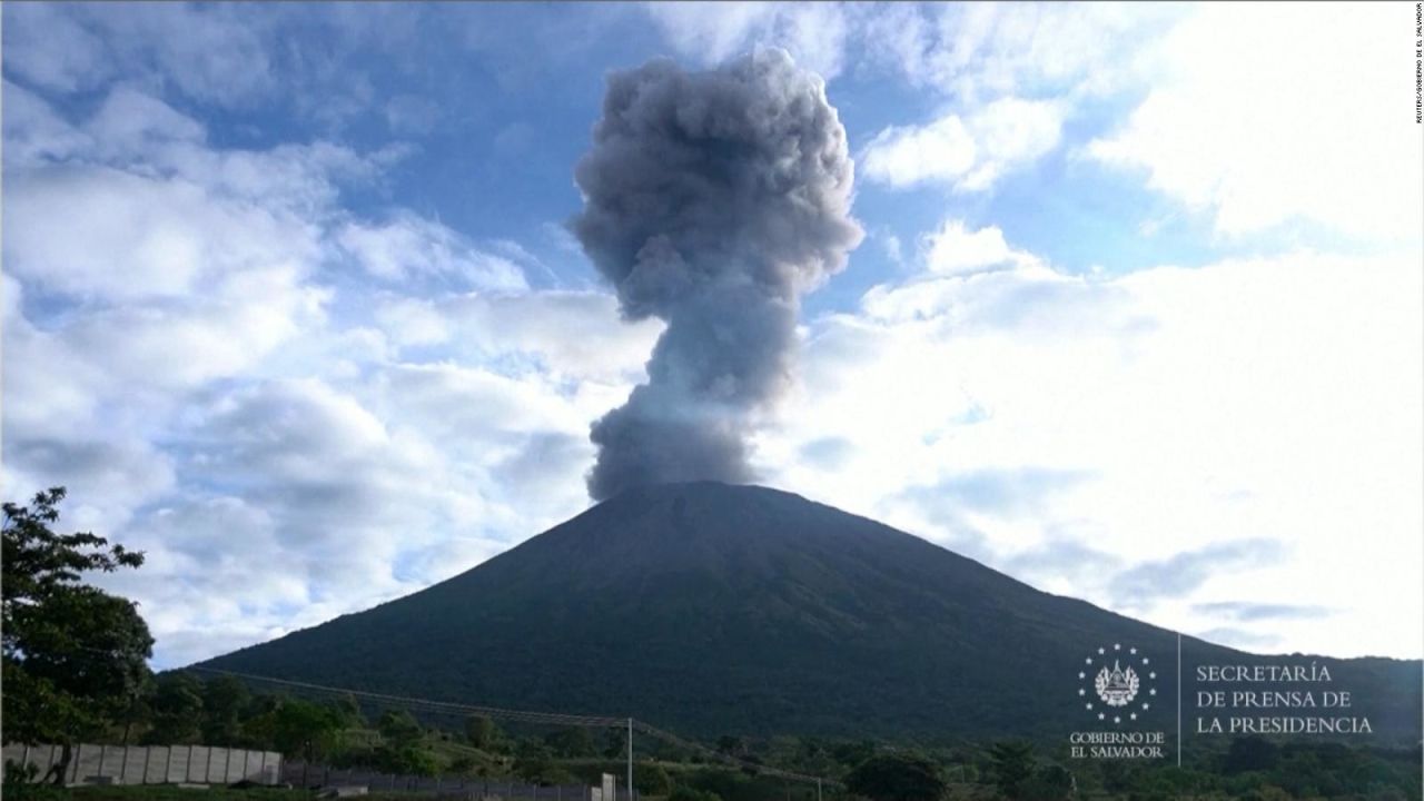 CNNE 1305783 - el volcan chaparrastique expulsa una imponente cantidad de cenizas