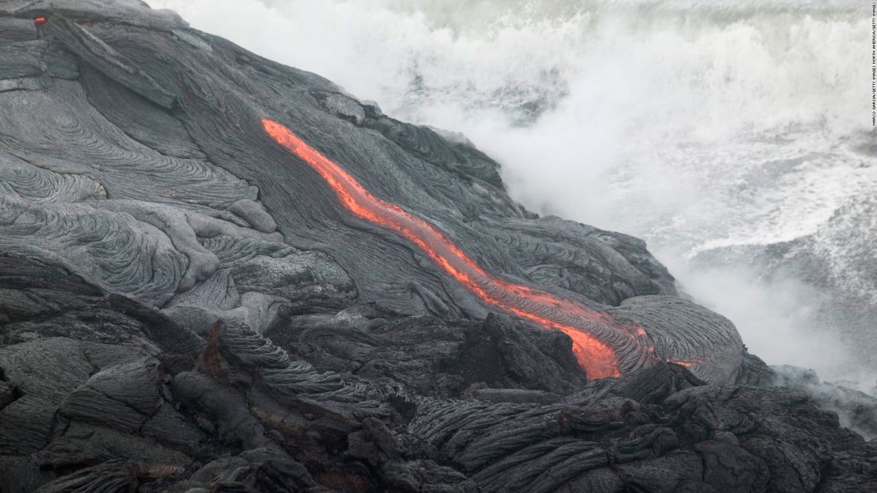 CNNE 1305890 - cnn sobrevuela los volcanes mas activos de ee-uu-