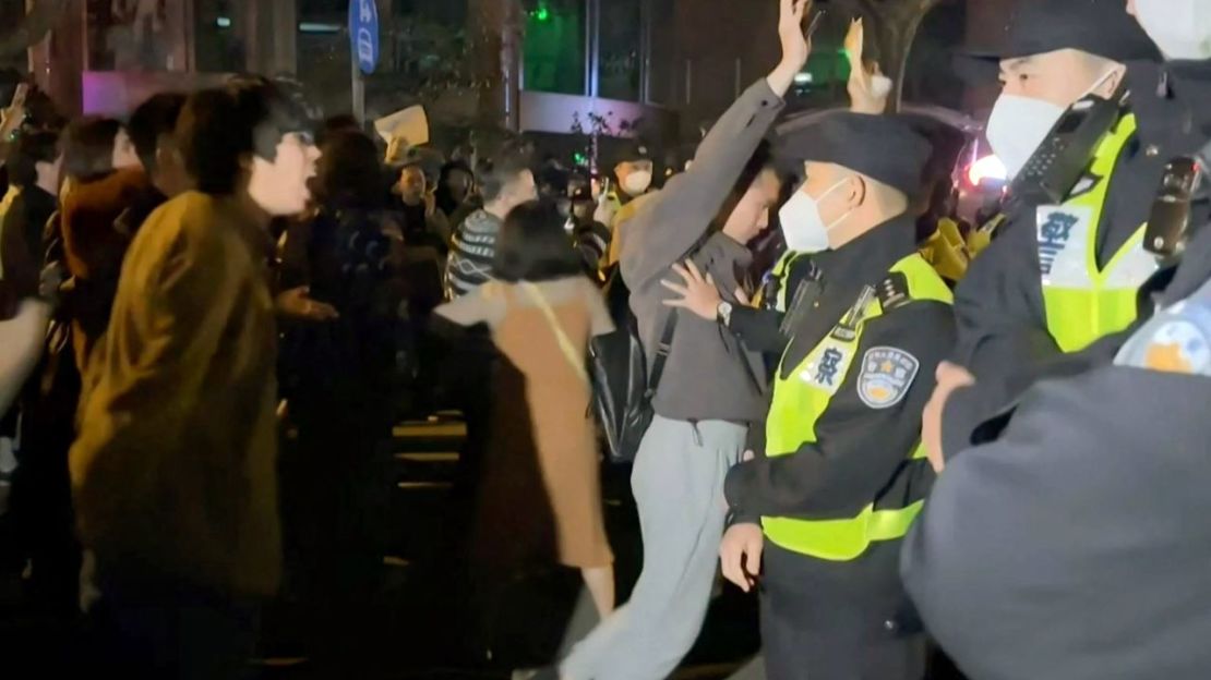 Manifestantes chocaron con la policía en China.
