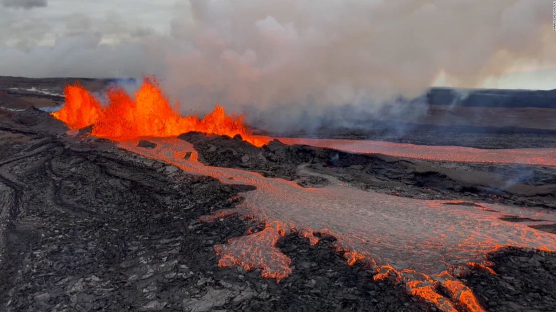 CNNE 1306037 - mira las apocalipticas imagenes aereas de los rios de lava del mauna loa