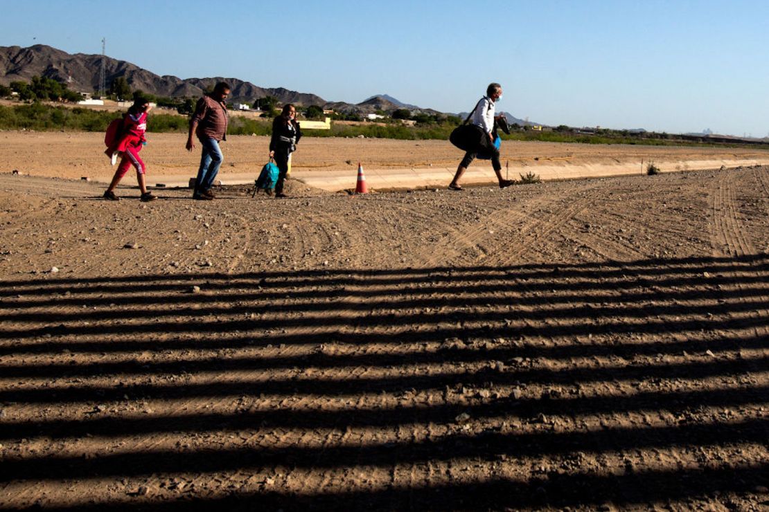 Foto de archivo. Migrantes de Colombia cruzan la frontera de Estados Unidos y México para entregarse a las autoridades el 13 de mayo de 2021 en Yuma, Arizona.