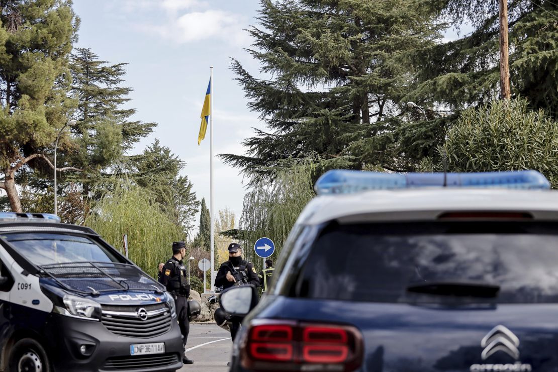 Dos policías hacen guardia en la embajada de Ucrania en Madrid, donde se produjo una explosión el 30 de noviembre.