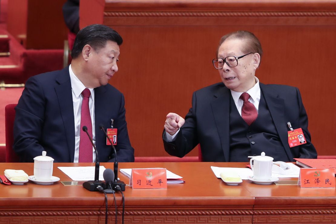 El presidente de China Xi Jinping (izq.) conversa con el ex presidente Jiang Zemin el 24 de octubre de 2017 en Beijing, China.