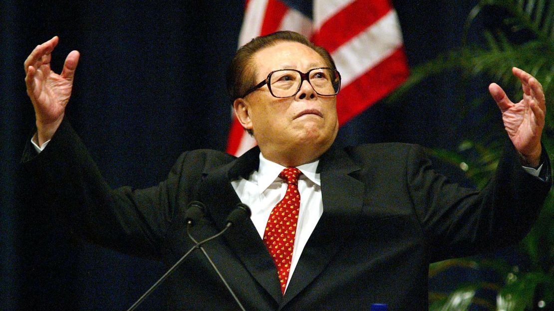 El presidente de China Jiang Zemin durante un discurso en la Universidad de Texas A&M en College Station, Texas, el 24 de octubre de 2002.