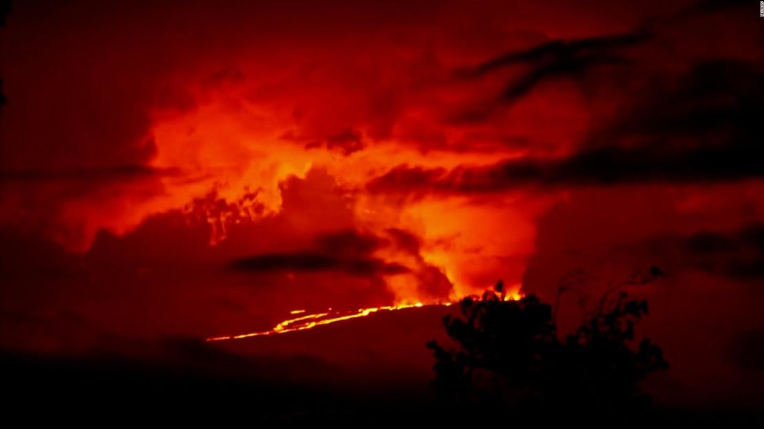 CNNE 1306511 - el fuego invade el cielo de hawai tras la erupcion del volcan mauna loa