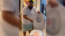 CNNE 1306664 - drake regala 4 inodoros de lujo a dj khaled