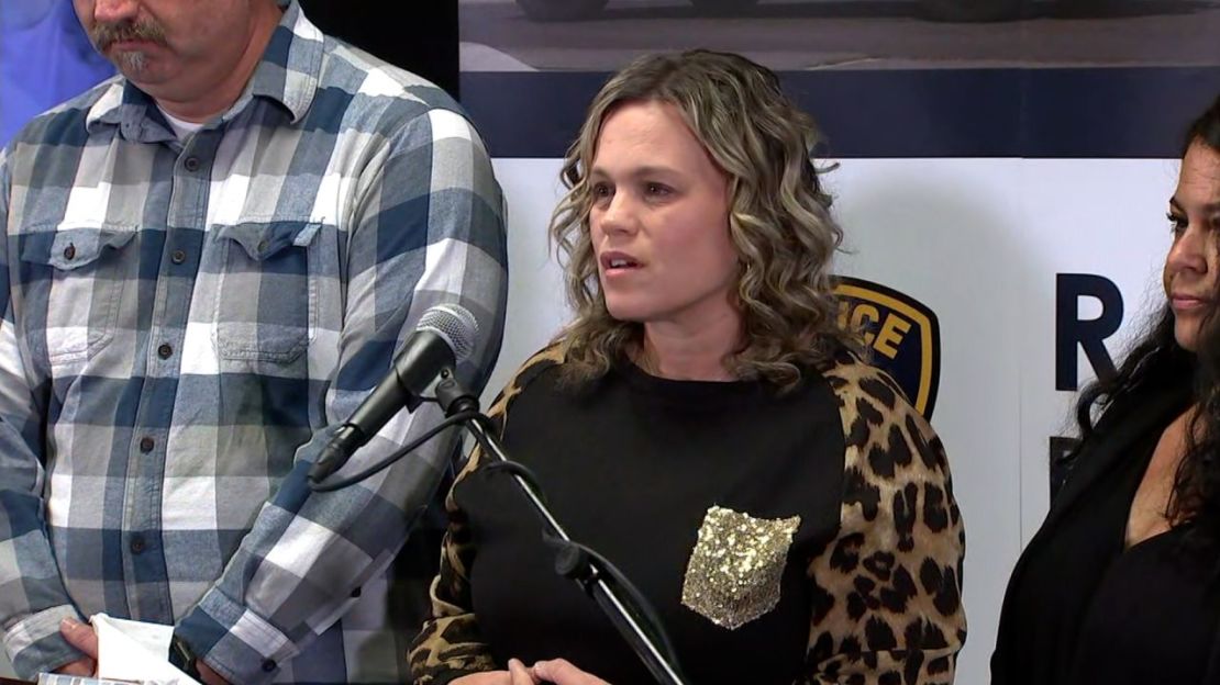 Michelle Blandin habla durante una conferencia de prensa en Riverside, California, el 30 de noviembre. Crédito: KABC