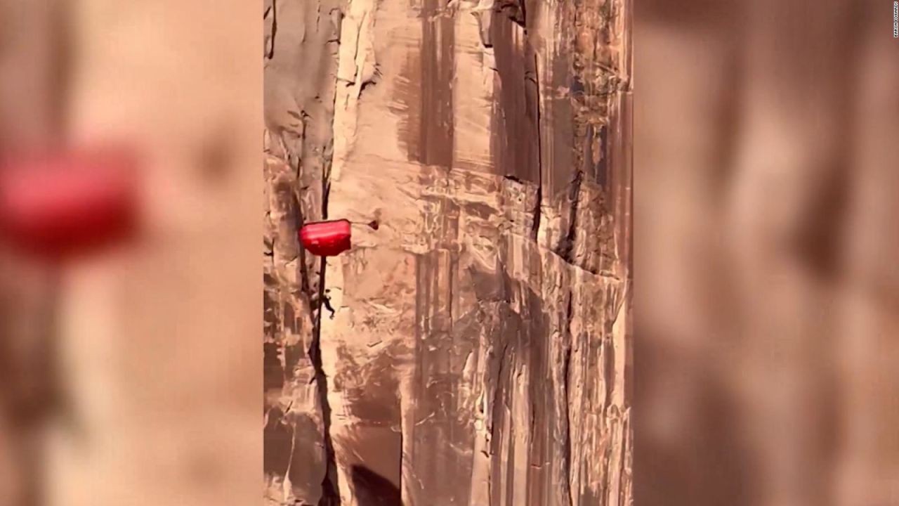 CNNE 1306793 - paracaidista se estrella contra rocas y queda colgando en acantilado