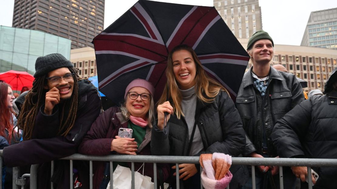 Algunos seguidores de la realeza esperan la llegada de William y Kate en City Hall Plaza de Boston.