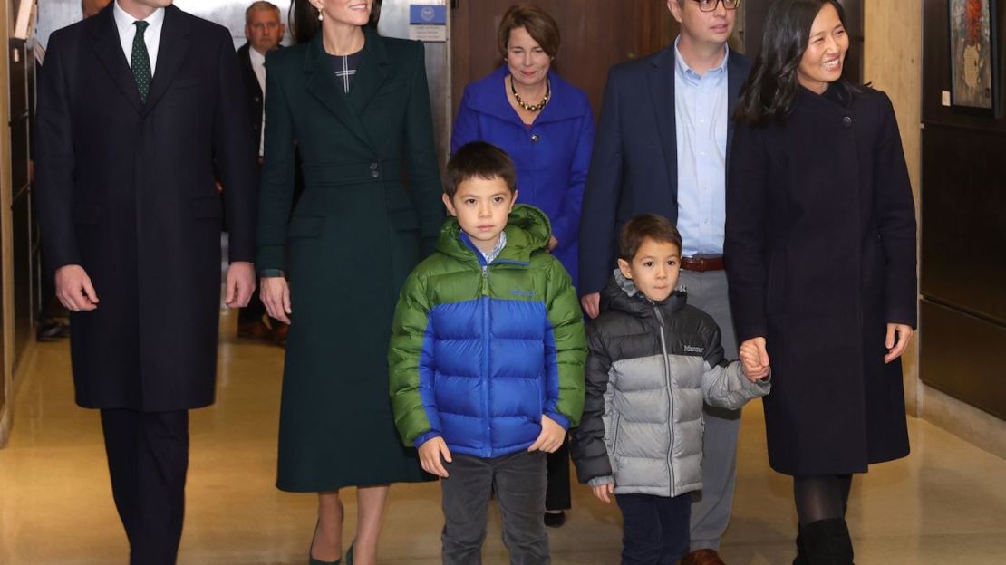 Antes de la ceremonia de iluminación, la realeza mayor tuvo una audiencia con la alcaldesa Wu dentro del ayuntamiento.